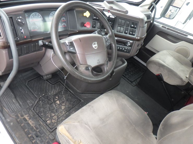 2016-volvo-vnl300-image-15
