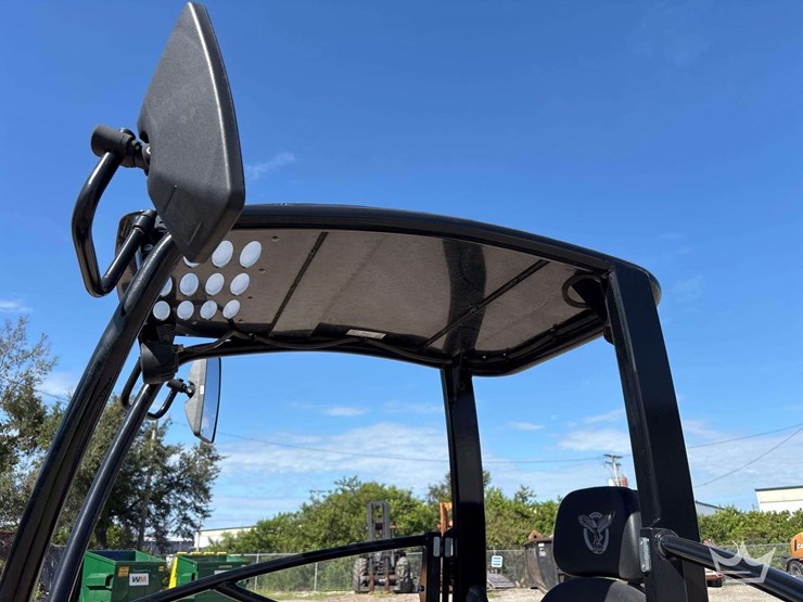 2024-case-sl12-mini-articulated-wheel-loader-image-33