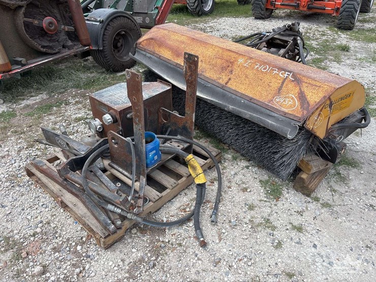 84in.-smith-challenger-hydraulic-rotary-broom-tractor-attachment-image-1