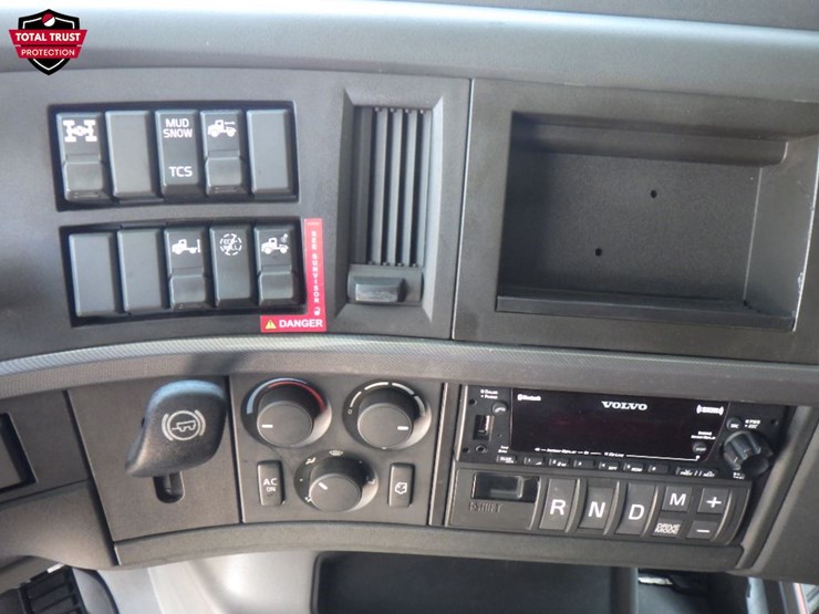 2022-volvo-vnl860-image-18