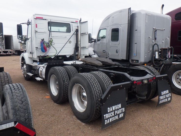 2016-volvo-vnl300-image-11