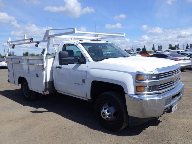 2016-chevrolet-3500-image-2