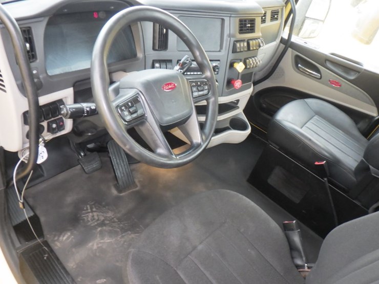 2023-peterbilt-579-image-15