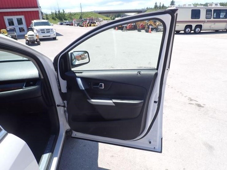 2011-ford-edge-image-39