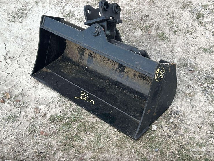 2025-32in.-tilting-bucket-mini-excavator-attachment-image-2