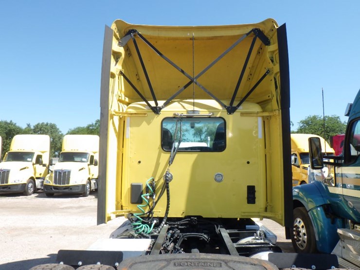 2022-peterbilt-579-image-10