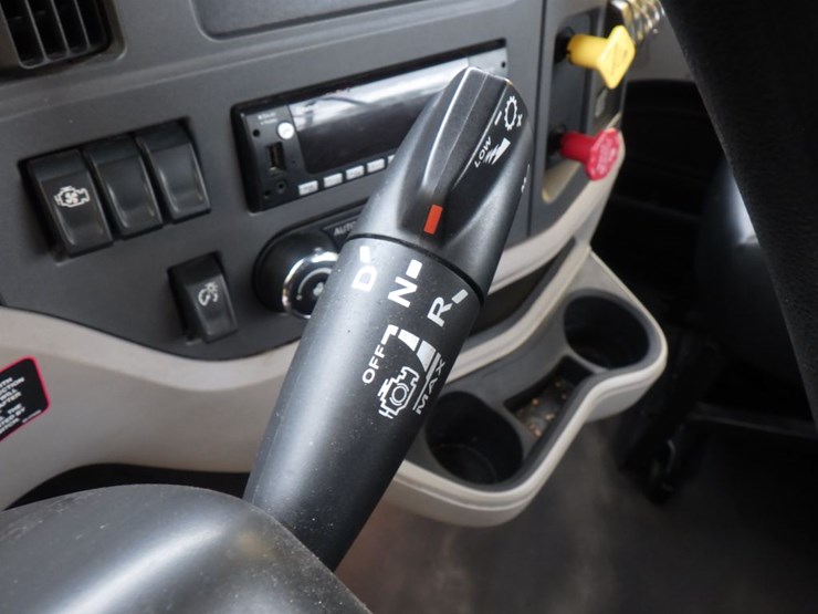 2023-peterbilt-579-image-16