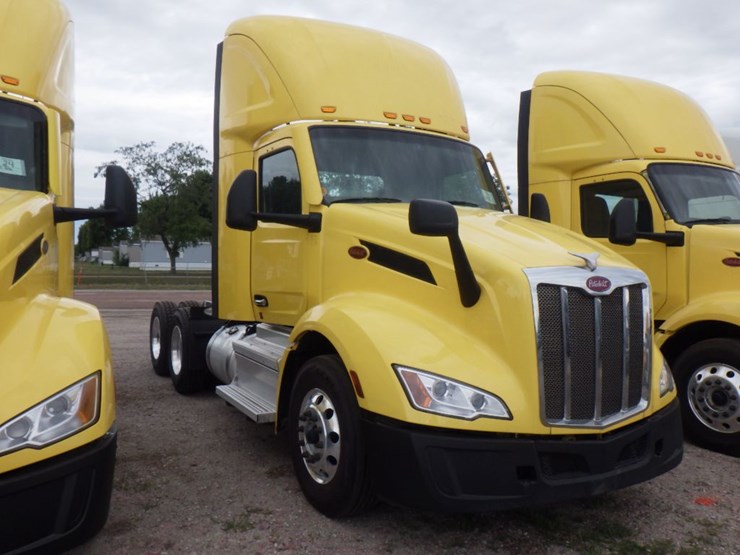 2023-peterbilt-579-image-3