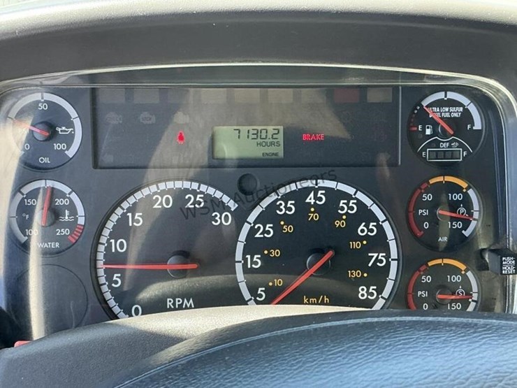2013-freightliner-m2-106-image-30