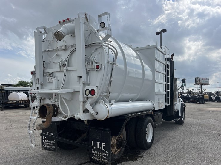 2005-sterling-lt9500-image-5