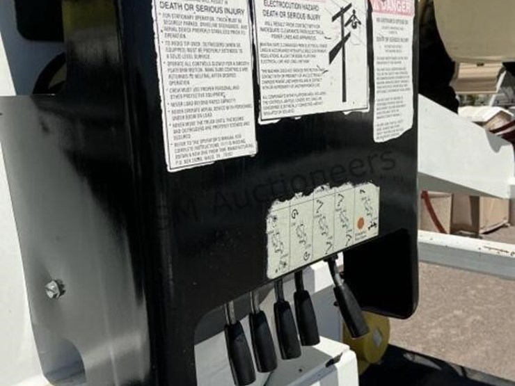 2013-freightliner-m2-106-image-18