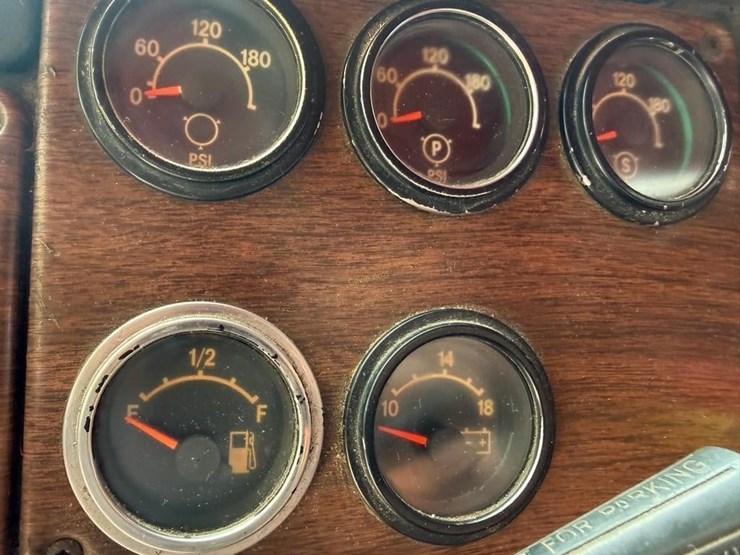 1991-freightliner-fld112-image-17