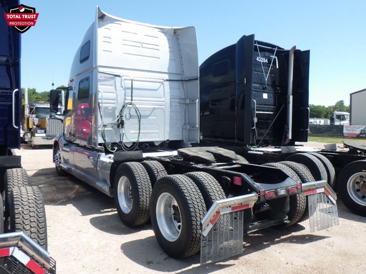 2022-volvo-vnl860-image-12
