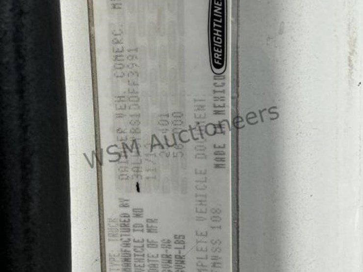 2013-freightliner-m2-106-image-27