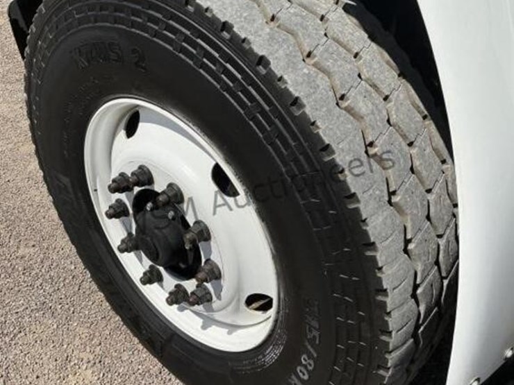 2013-freightliner-m2-106-image-10