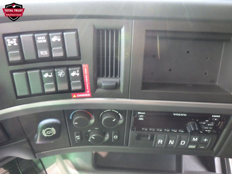 2022-volvo-vnl860-image-18
