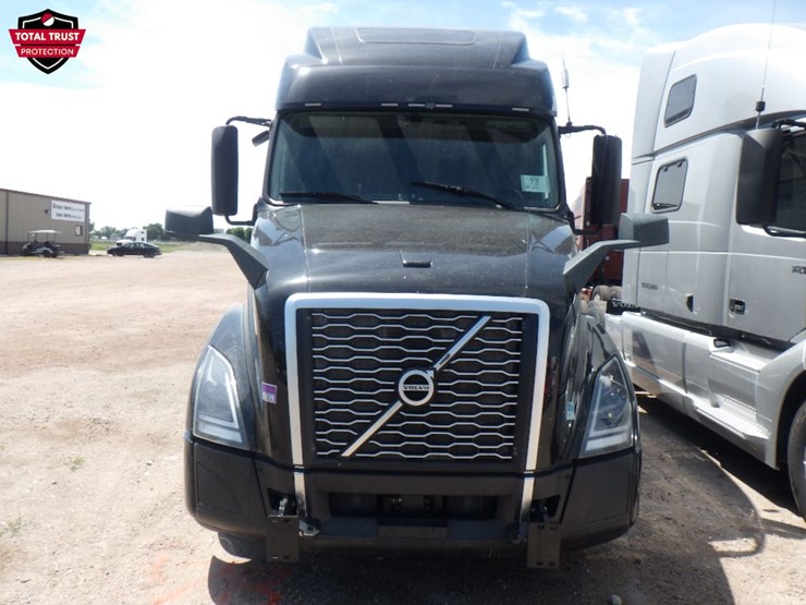 2022-volvo-vnl860-image-2