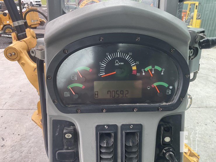 2010-caterpillar-120m-image-15