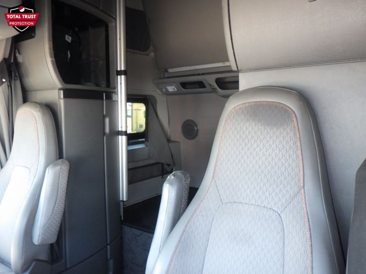 2023-volvo-vnl860-image-18