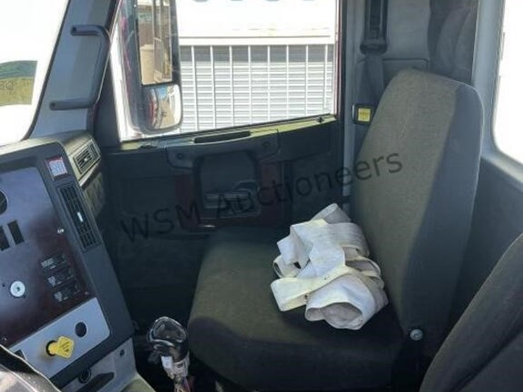 2016-freightliner-122sd-image-17