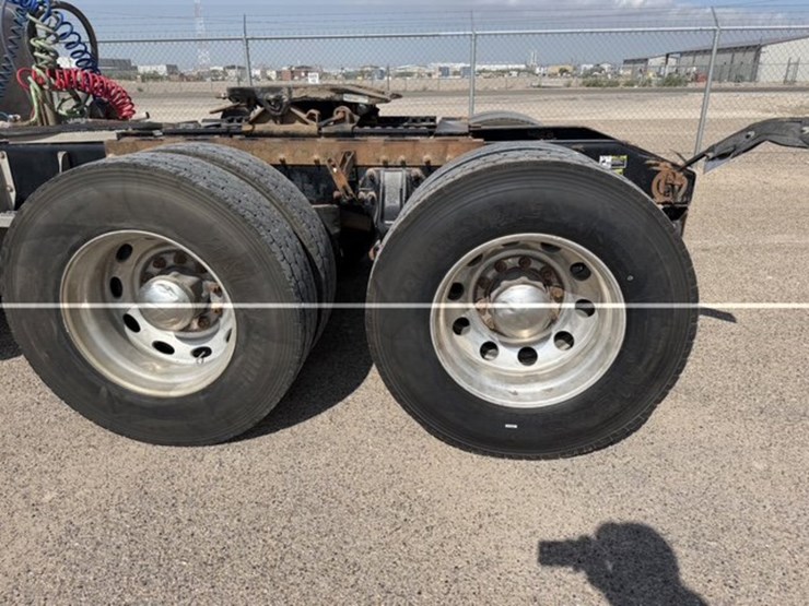 2016-peterbilt-389-image-9