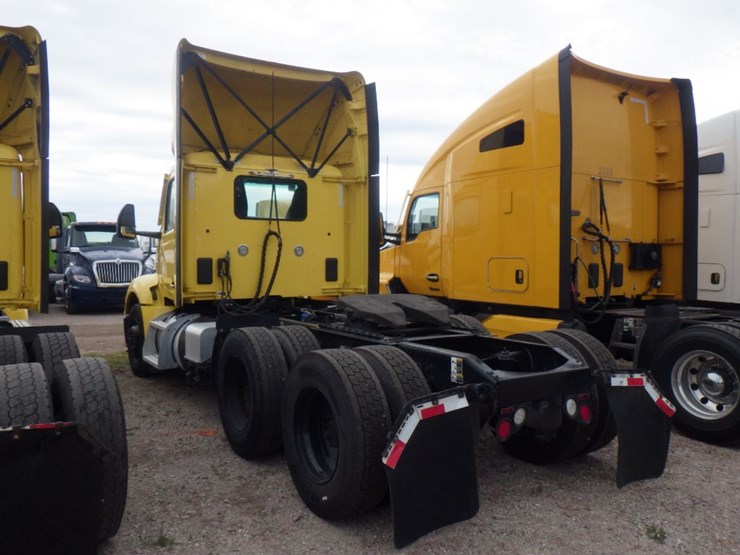 2023-peterbilt-579-image-11
