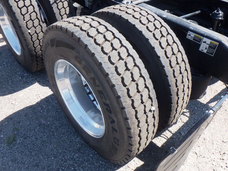 2022-peterbilt-579-image-12