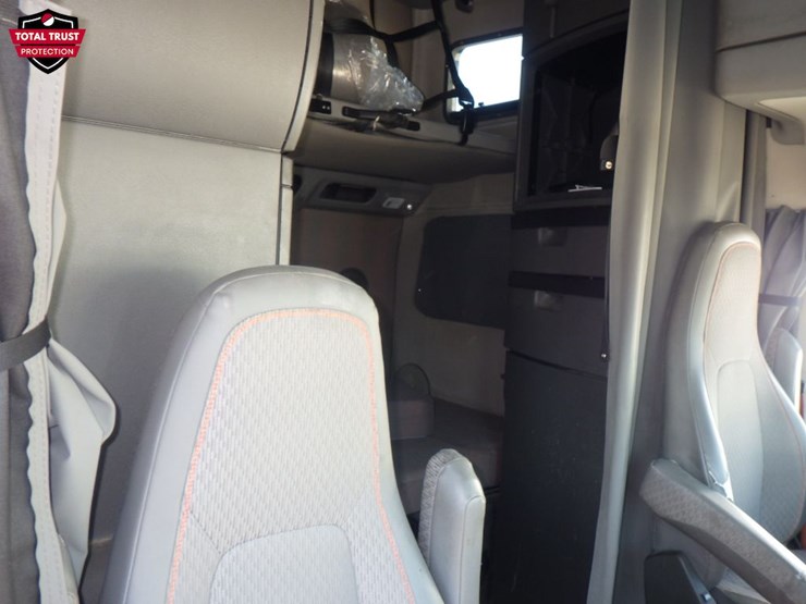 2023-volvo-vnl860-image-4