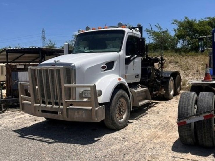 2015-peterbilt-567-image-1