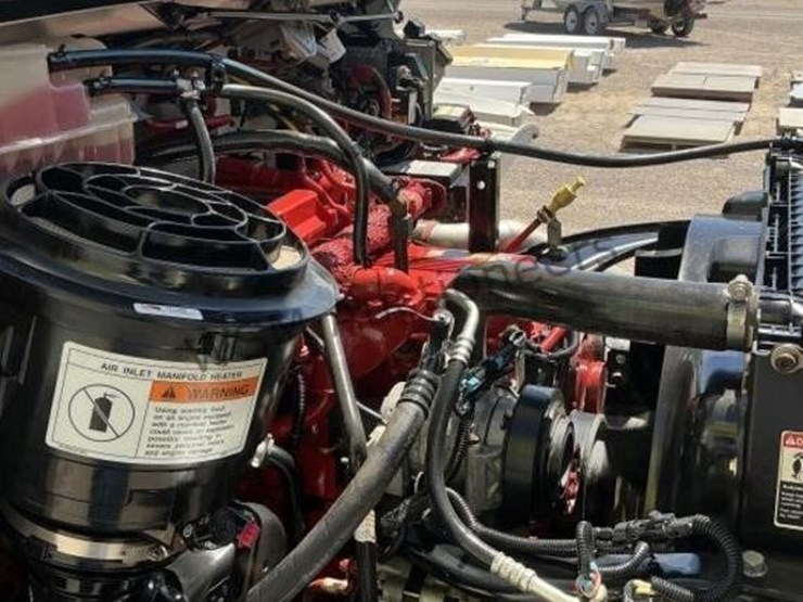 2013-freightliner-m2-106-image-25