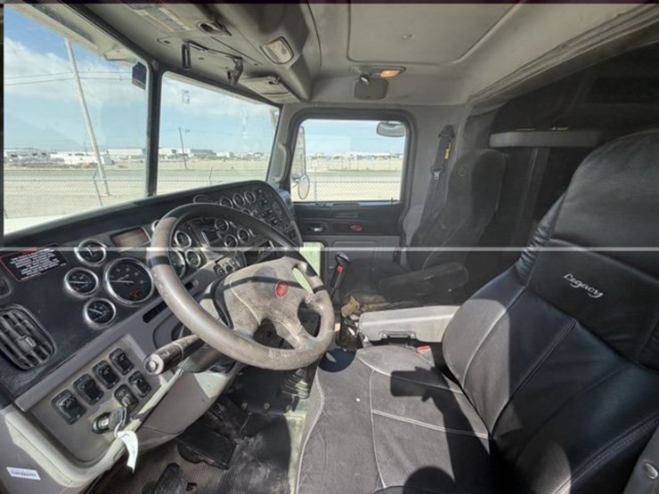 2016-peterbilt-389-image-11