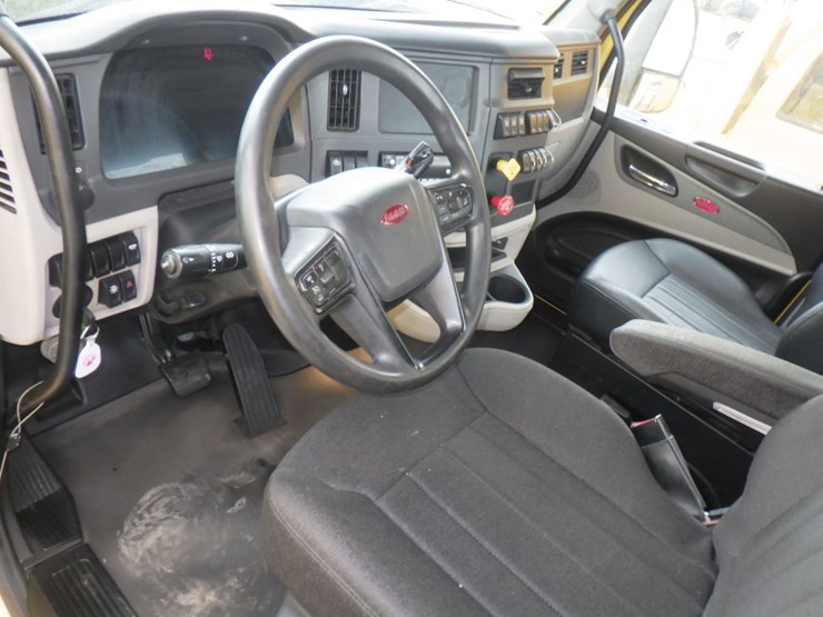 2023-peterbilt-579-image-15