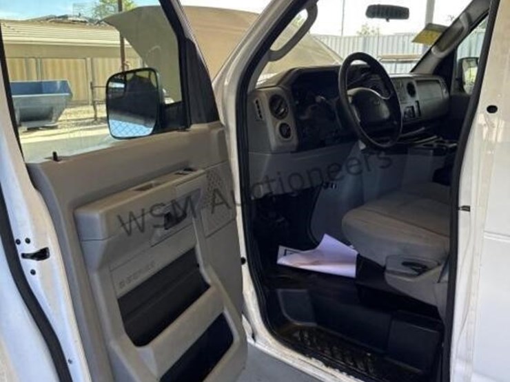 2013-ford-cargo-image-28