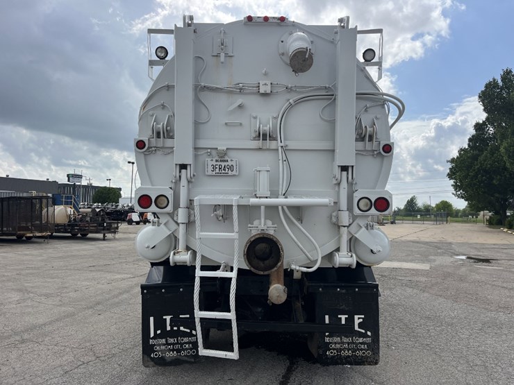 2005-sterling-lt9500-image-6