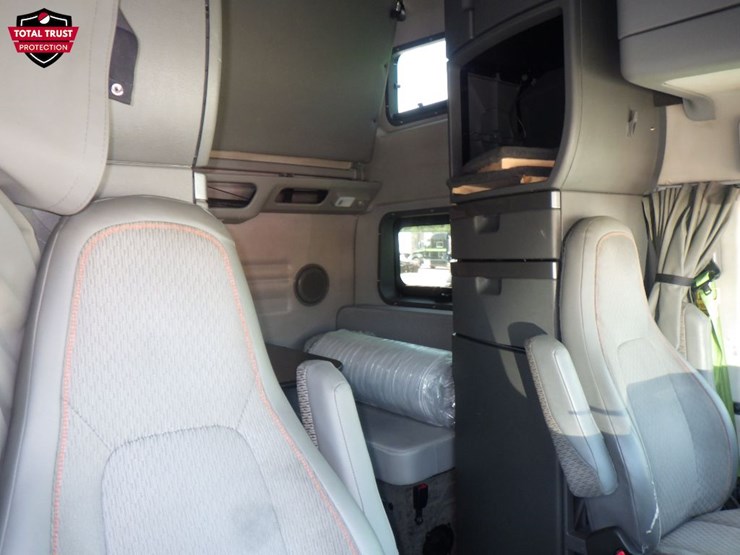 2022-volvo-vnl860-image-4