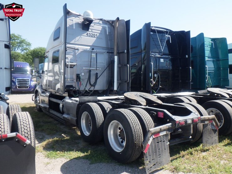 2023-volvo-vnl860-image-13