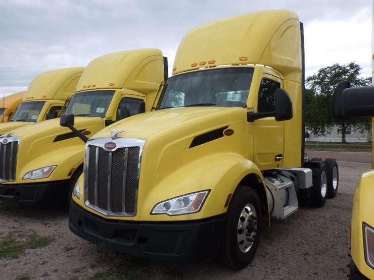 2023-peterbilt-579-image-1