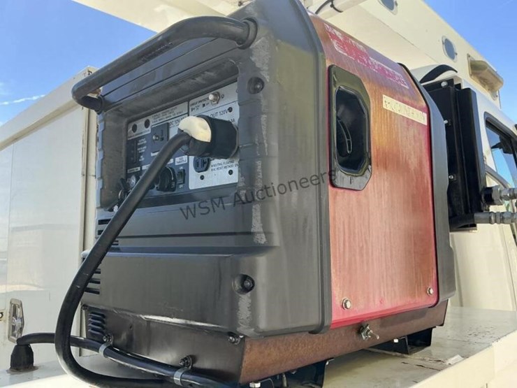 2013-freightliner-m2-106-image-16