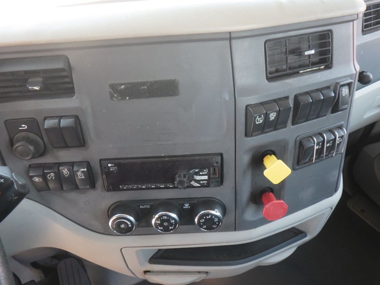 2021-peterbilt-579-image-17