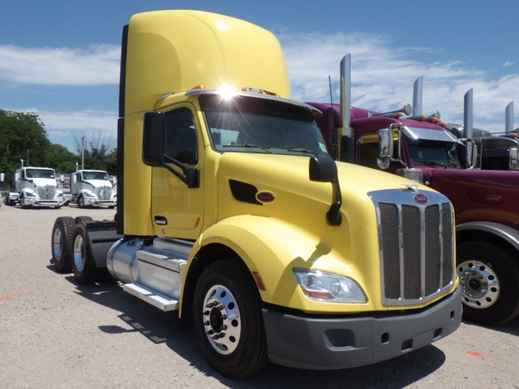 2021-peterbilt-579-image-3