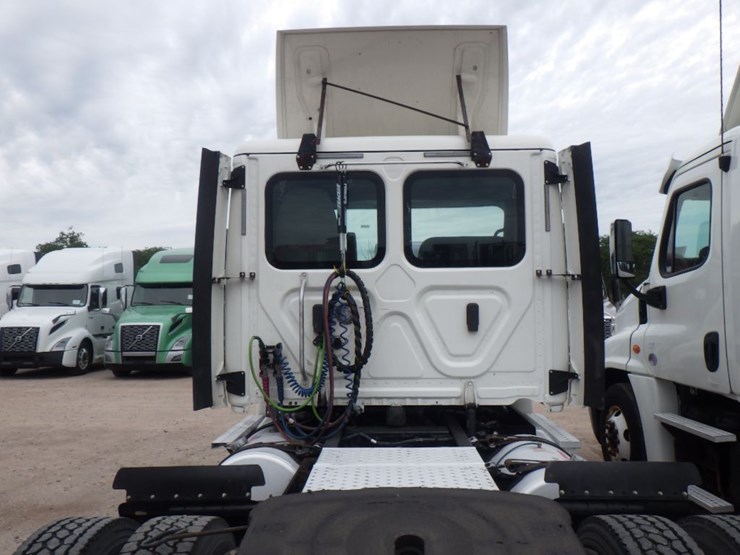 2018-freightliner-cascadia-125-image-10