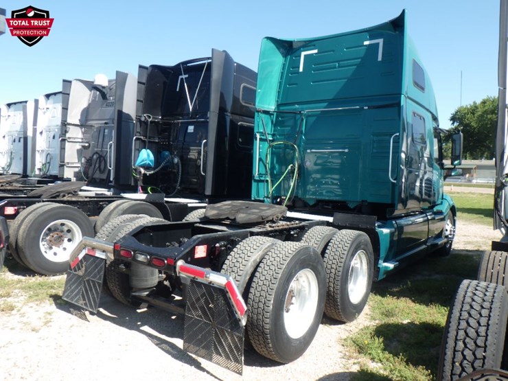 2023-volvo-vnl860-image-8