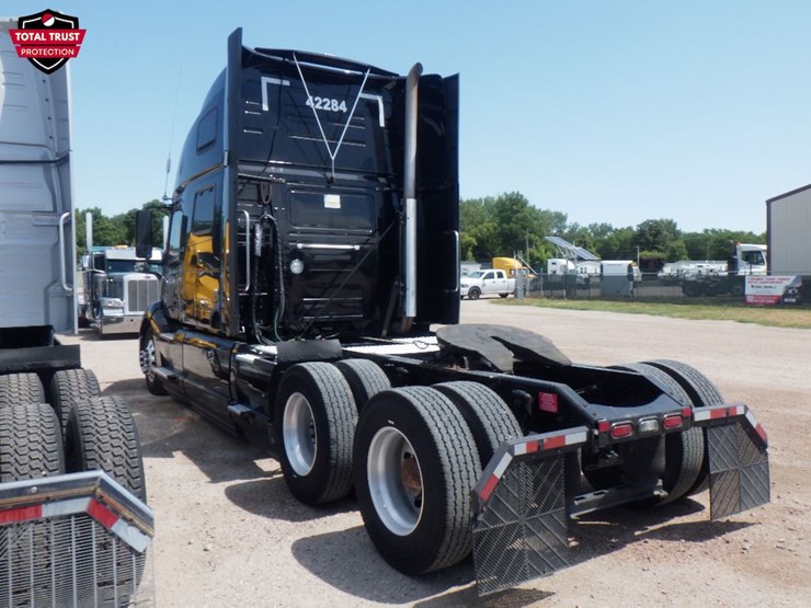 2022-volvo-vnl860-image-12