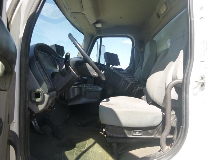 2016-freightliner-m2-106-image-9