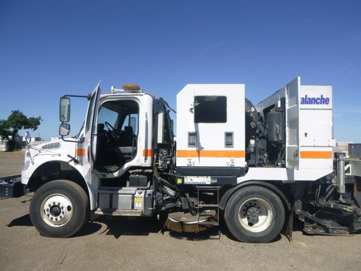 2016-freightliner-m2-106-image-7