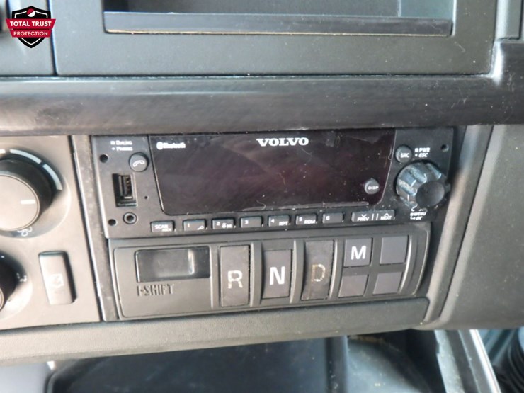 2022-volvo-vnl860-image-18
