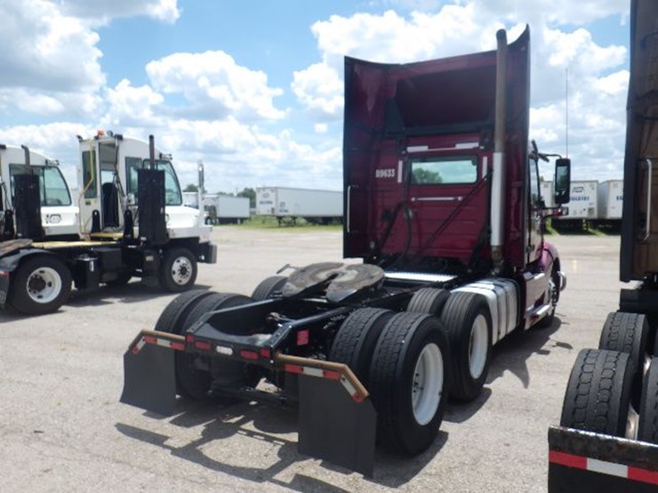 2021-volvo-vnl300-image-8