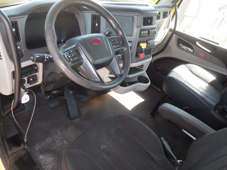 2022-peterbilt-579-image-15