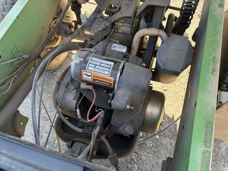 2016-john-deere-tx-4x2-image-18