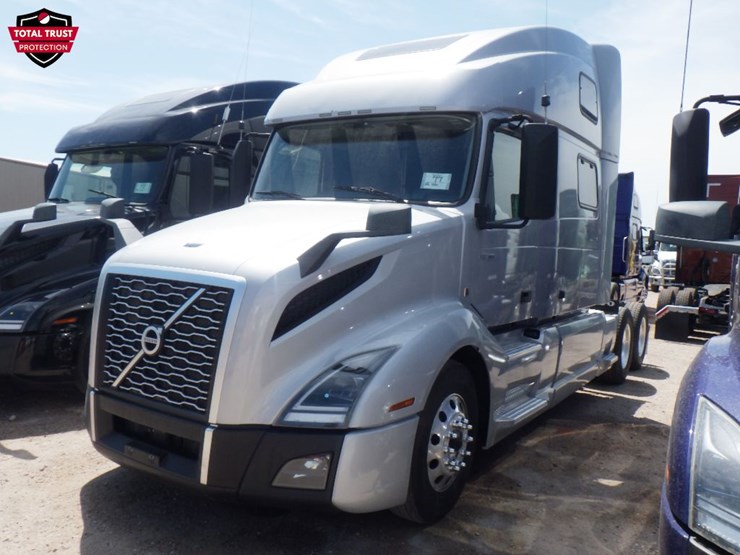 2022-volvo-vnl860-image-1